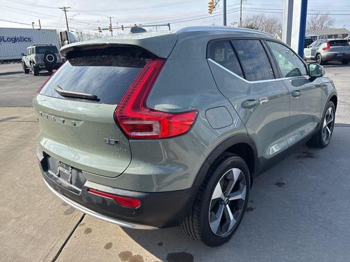 2023 Volvo XC40 B5 Plus Bright Theme