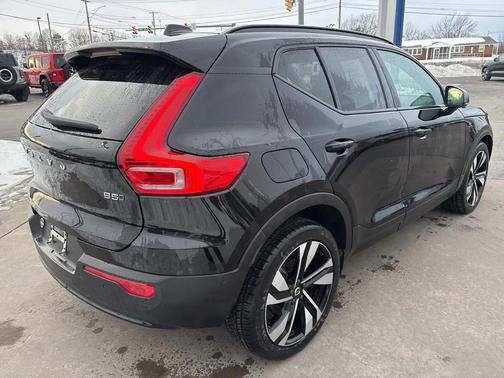 2023 Volvo XC40 B5 Plus Dark Theme