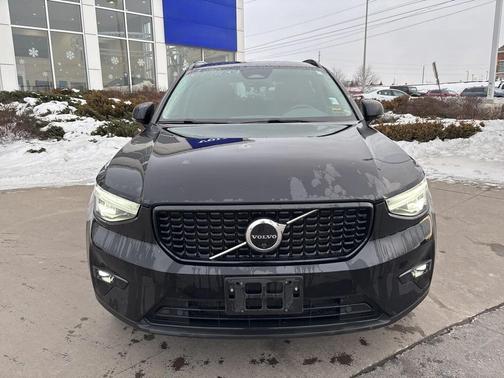 2023 Volvo XC40 B5 Plus Dark Theme