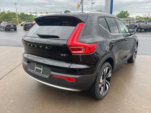 2025 Volvo XC40 B5 Plus Bright Theme