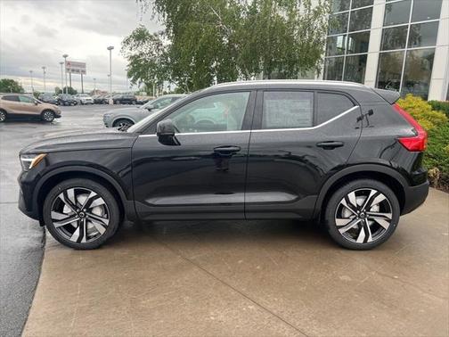 2025 Volvo XC40 B5 Plus Bright Theme
