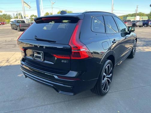 2024 Volvo XC60 B5 Plus Dark Theme