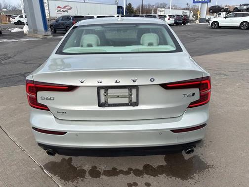 2019 Volvo S60 T6 Momentum