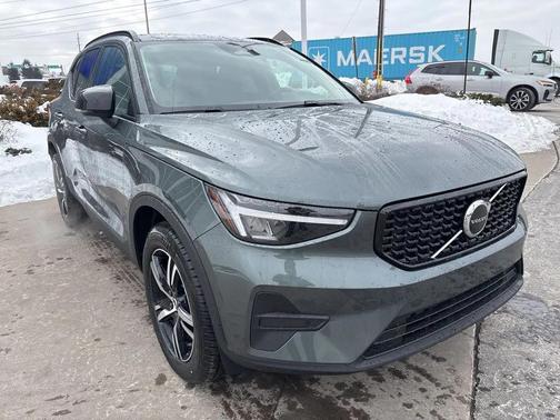 2026 Volvo XC40 Core, B5 AWD Gas (mild hybrid), Dark
