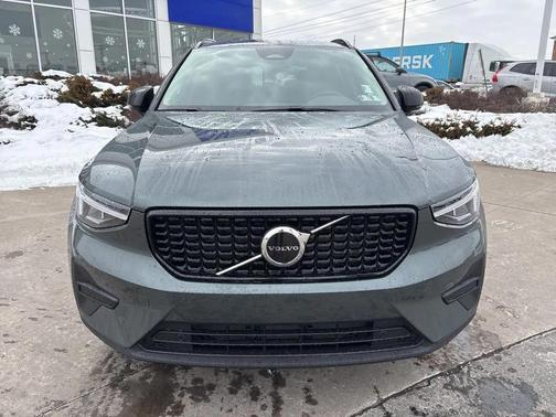 2026 Volvo XC40 Core, B5 AWD Gas (mild hybrid), Dark