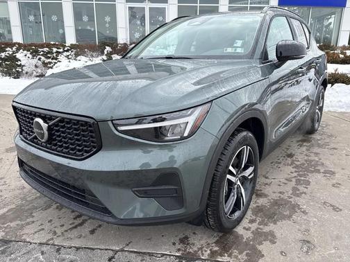 2026 Volvo XC40 Core, B5 AWD Gas (mild hybrid), Dark