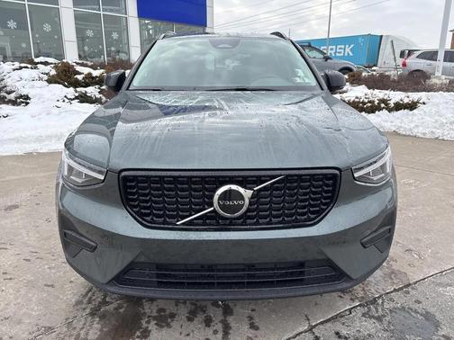 2026 Volvo XC40 Core, B5 AWD Gas (mild hybrid), Dark