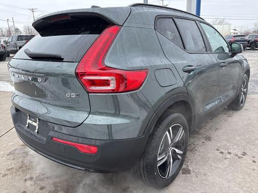 2026 Volvo XC40 Core, B5 AWD Gas (mild hybrid), Dark