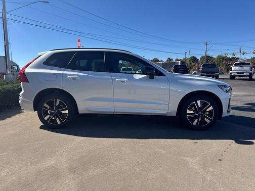 Crystal White 2027 Volvo XC60 Core