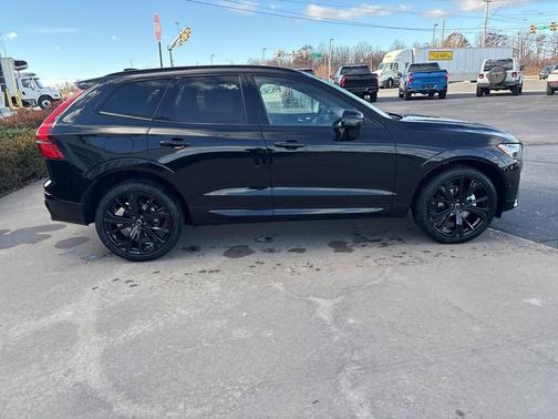 2026 Volvo XC60 B5 Ultra Black Edition