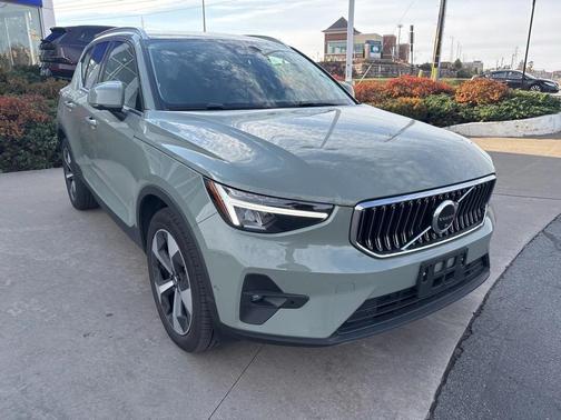2025 Volvo XC40 B5 Plus Bright Theme