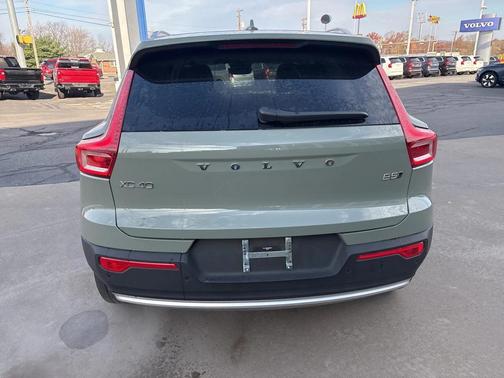 2025 Volvo XC40 B5 Plus Bright Theme