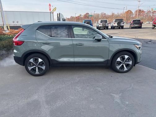 2025 Volvo XC40 B5 Plus Bright Theme