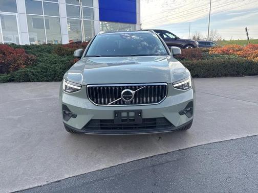 2025 Volvo XC40 B5 Plus Bright Theme
