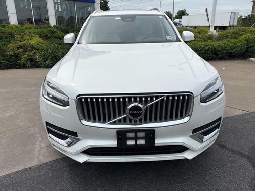 Crystal White Metallic 2023 Volvo XC90 B6 Plus 6-Seater