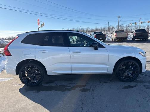 2026 Volvo XC60 B5 Ultra Black Edition