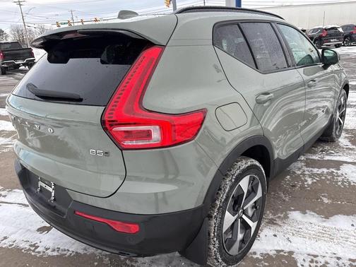 2023 Volvo XC40 B5 Plus Dark Theme