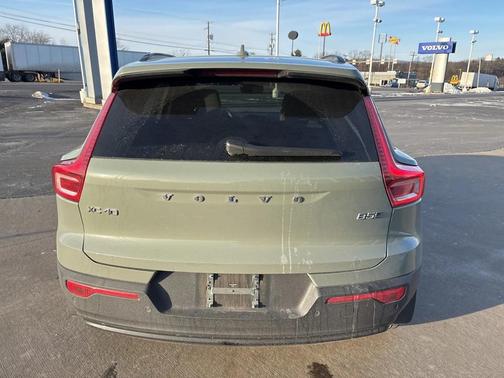 2023 Volvo XC40 B5 Plus Dark Theme