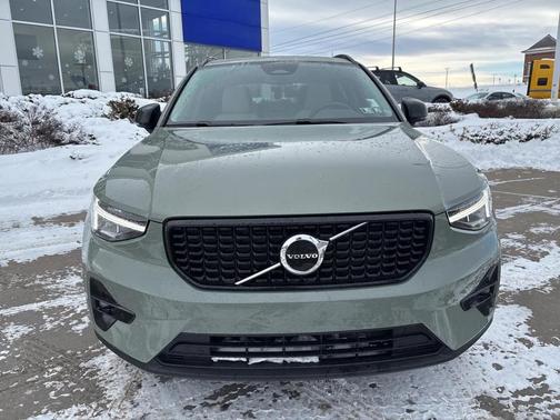 2023 Volvo XC40 B5 Plus Dark Theme