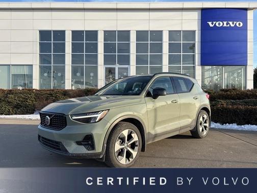 2023 Volvo XC40 B5 Plus Dark Theme