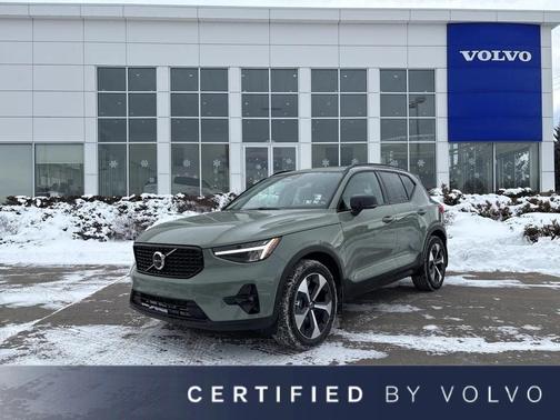 2023 Volvo XC40 B5 Plus Dark Theme