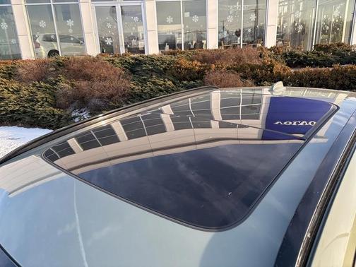 2023 Volvo XC40 B5 Plus Dark Theme