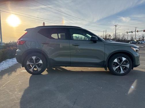 2023 Volvo XC40 B5 Plus Dark Theme