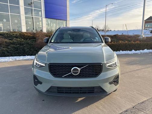 2023 Volvo XC40 B5 Plus Dark Theme