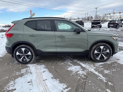 2023 Volvo XC40 B5 Plus Dark Theme