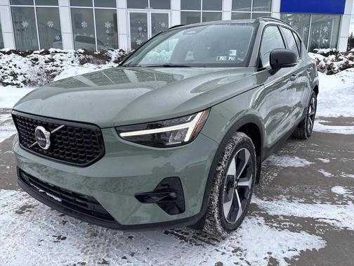 2023 Volvo XC40 B5 Plus Dark Theme