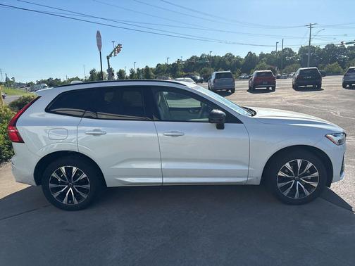 Crystal White Metallic 2024 Volvo XC60 B5 Core Dark Theme