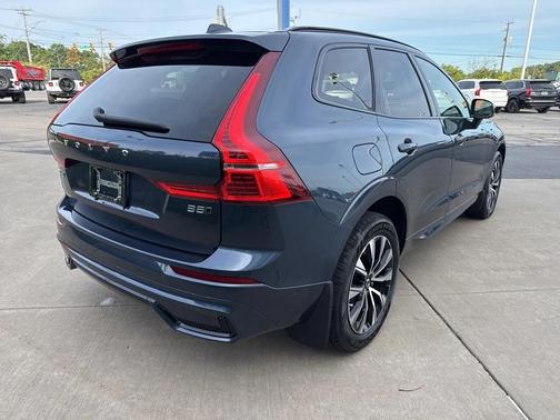 2024 Volvo XC60 B5 Plus Dark Theme