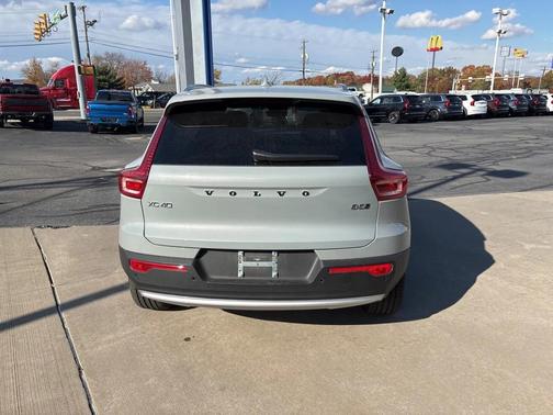 2025 Volvo XC40 B5 Core Bright Theme