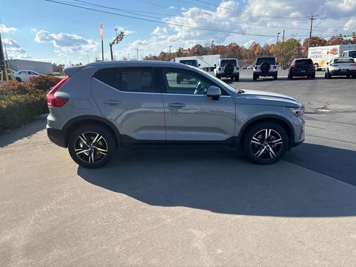 2025 Volvo XC40 B5 Core Bright Theme