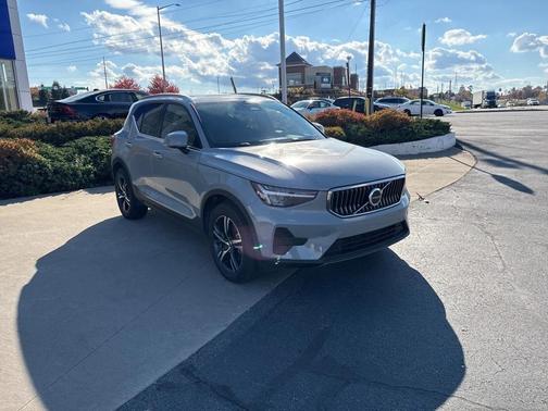 2025 Volvo XC40 B5 Core Bright Theme