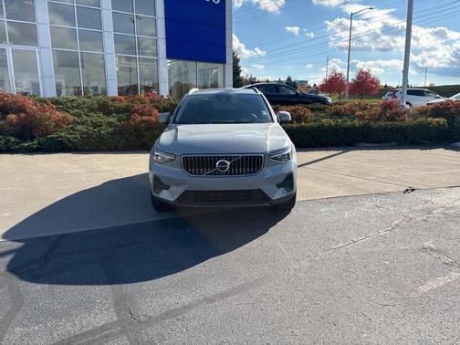 2025 Volvo XC40 B5 Core Bright Theme