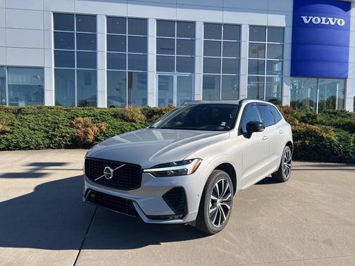 2023 Volvo XC60 B5 Plus Dark Theme