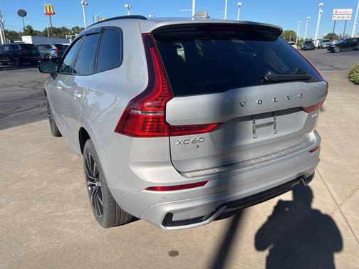 2023 Volvo XC60 B5 Plus Dark Theme