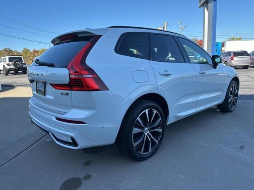 2023 Volvo XC60 B5 Plus Dark Theme