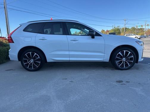 2023 Volvo XC60 B5 Plus Dark Theme