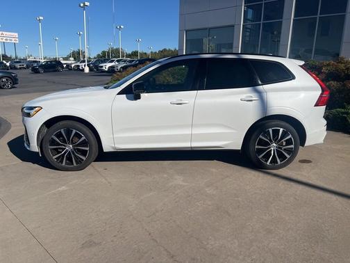 2023 Volvo XC60 B5 Plus Dark Theme