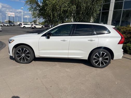 2023 Volvo XC60 B5 Plus Dark Theme