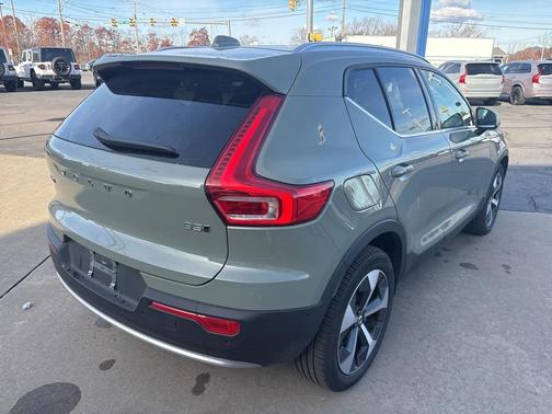 2025 Volvo XC40 B5 Plus Bright Theme