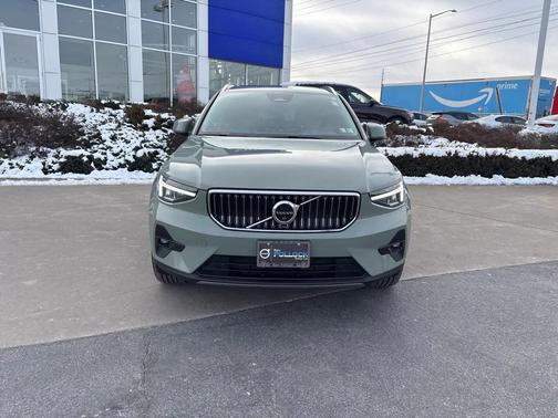2025 Volvo XC40 B5 Plus Bright Theme