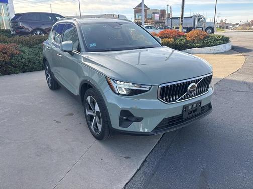 2025 Volvo XC40 B5 Plus Bright Theme