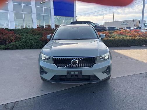 2025 Volvo XC40 B5 Plus Bright Theme
