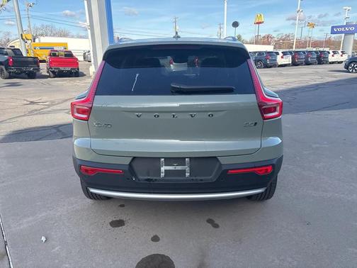 2025 Volvo XC40 B5 Plus Bright Theme