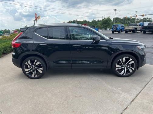 2025 Volvo XC40 B5 Plus Bright Theme