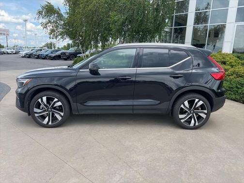 2025 Volvo XC40 B5 Plus Bright Theme