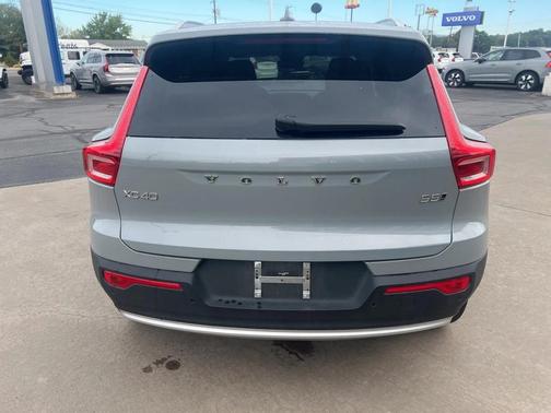 2025 Volvo XC40 B5 Core Bright Theme